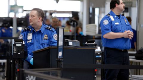 Los oficiales de TSA revisa que viajeros porten una identificación válida.