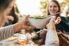 hay una tendencia a comer fuera de casa o pedir comida para llevar.