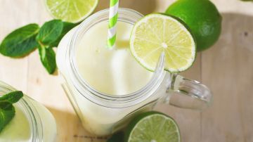 La combinación de agua de coco, piña y frutos rojos aportan nutrientes y beneficios para la piel.