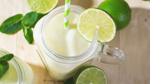 La combinación de agua de coco, piña y frutos rojos aportan nutrientes y beneficios para la piel.