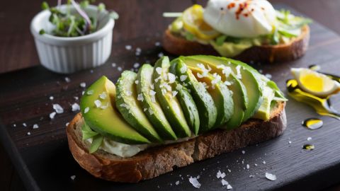 Los aceites del aguacate ayudan a disminuir los niveles del llamado colesterol malo.