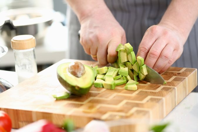 El aguacate es rico en ácidos grasos omega.