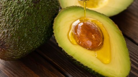 El aceite crea una capa sobre la pulpa del aguacate que lo protege.
