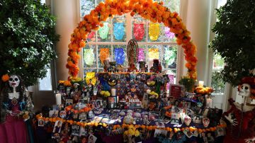 Así luce el altar del Día de Muertos que se encuentra en el ala este de la Casa Blanca.