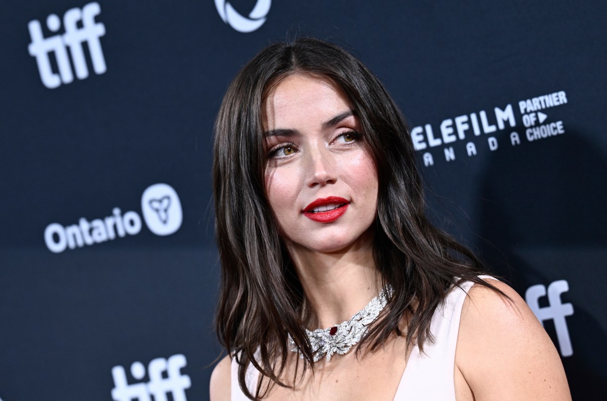 Captan a Ana de Armas besándose con hijastro del presidente de Cuba