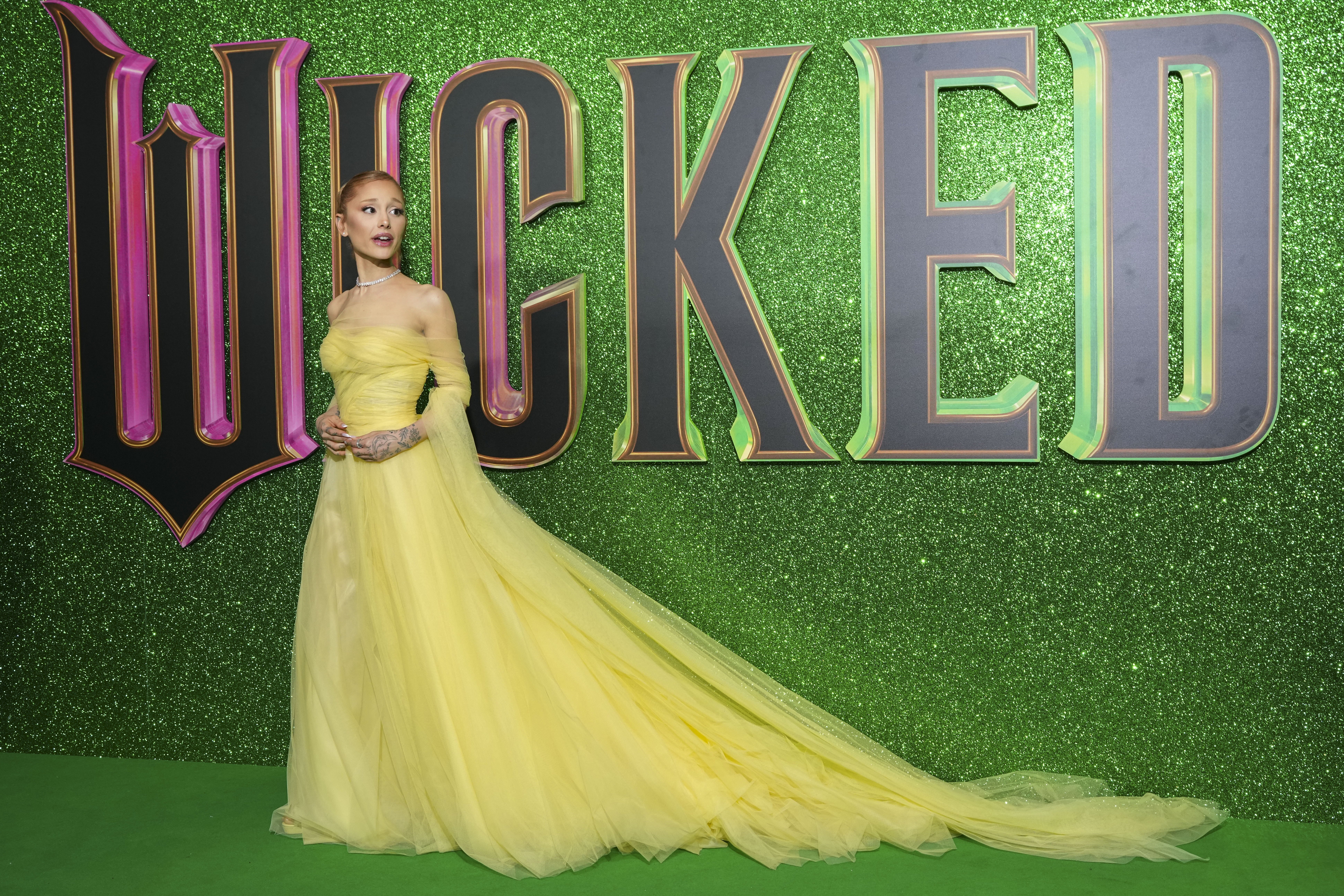 Ariana Grande interpreta a 'Glinda' en la película 'Wicked'.