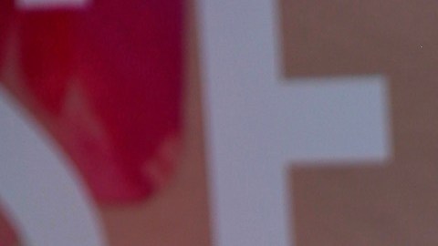 Aylin Mujica decoró su árbol de color blanco y rosado.
