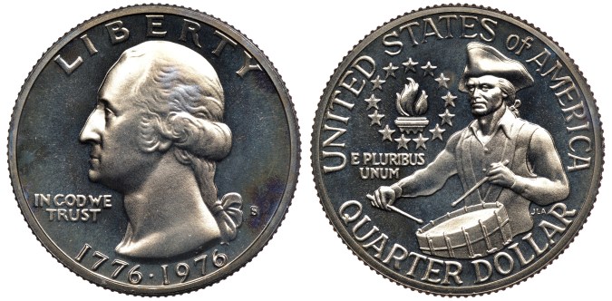 Moneda de cuarto de dólar de Estados Unidos de 1976, tema Bicentenario de la Independencia. Por un lado, la cabeza de George Washington, el lema: ‘En Dios confiamos’ y la fechas 1776-1976. por otro lado, una antorcha rodeada de trece estrellas y un hombre tamborilero.