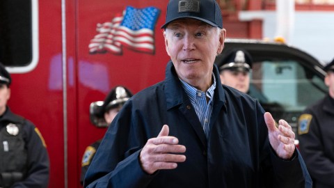El presidente Joe Biden habla con los medios durante una visita a la estación de bomberos de Nantucket el Día de Acción de Gracias en Nantucket, Massachusetts, el jueves 28 de noviembre de 2024.