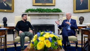 El presidente de Ucrania, Volodímir Zelensky, junto al presidente Joe Biden durante una visita a la Casa Blaca en septiembre de este año.