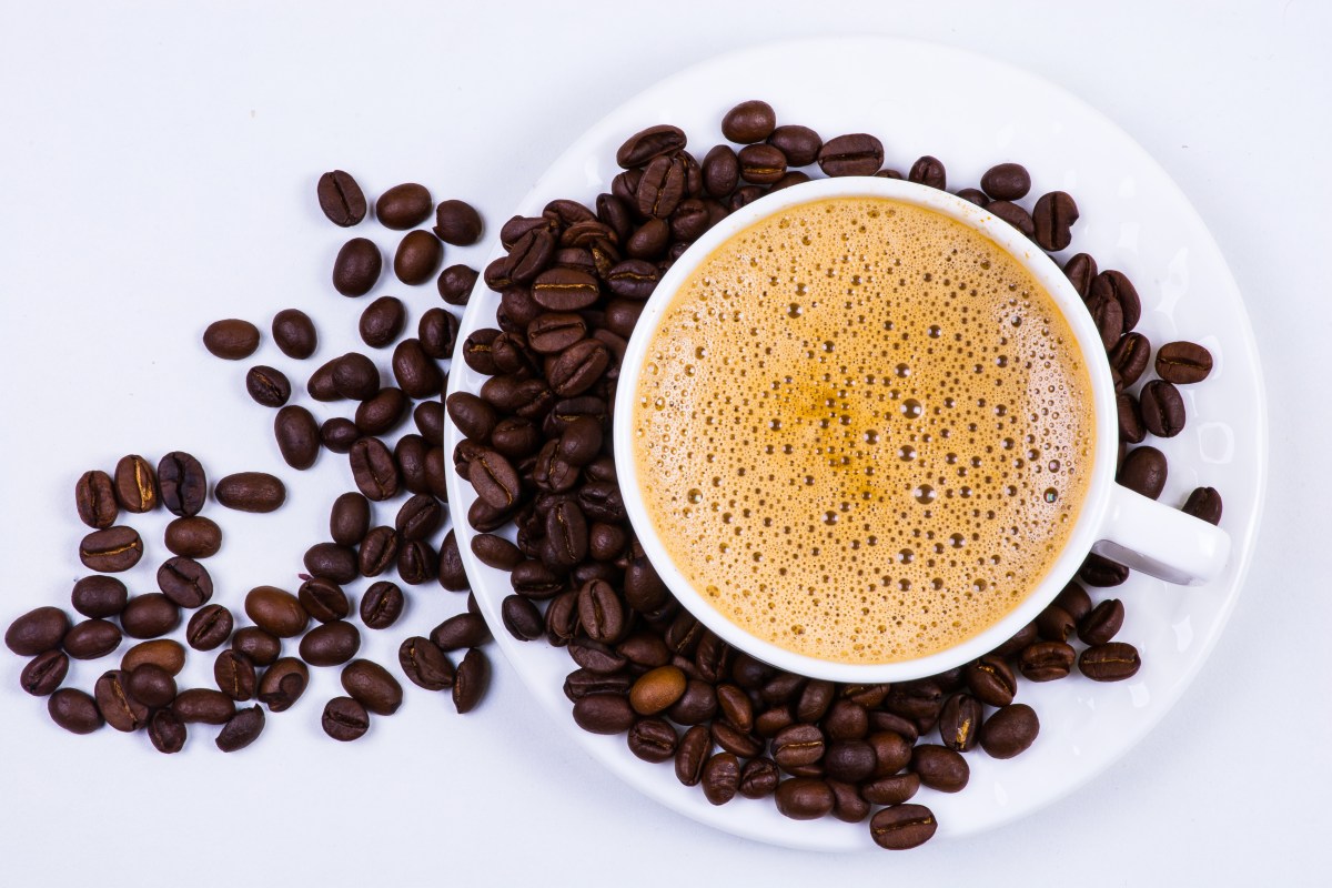 Por qué deberías tomar café en la mañana y no en la tarde, según la ciencia