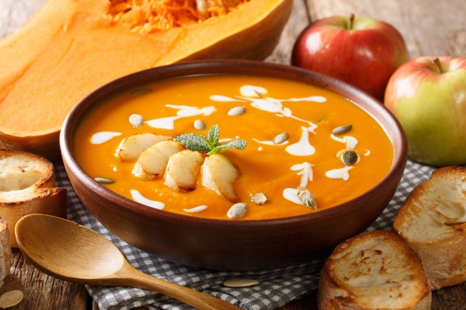 Manzana, calabaza y especias, una combinación deliciosa para una sopa de invierno.