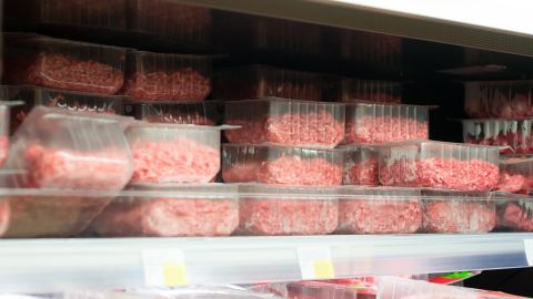 Las autoridades sanitarias recomienda evitar el consumo de la carne que está siendo retirada del mercado, para evitar enfermedades.