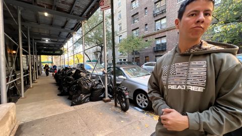 El recién llegado Camilo Mendoza, quien vive en un refugio en Manhattan, espera que tras las elecciones cese el ataque a quienes han llegado a buscar asilo