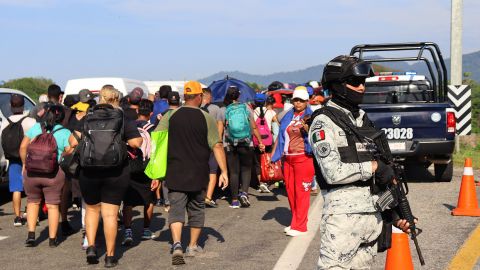 Los migrantes le piden a Trump "que se ponga la mano en el corazón" y los deje entrar a EE.UU. cuando lleguen.