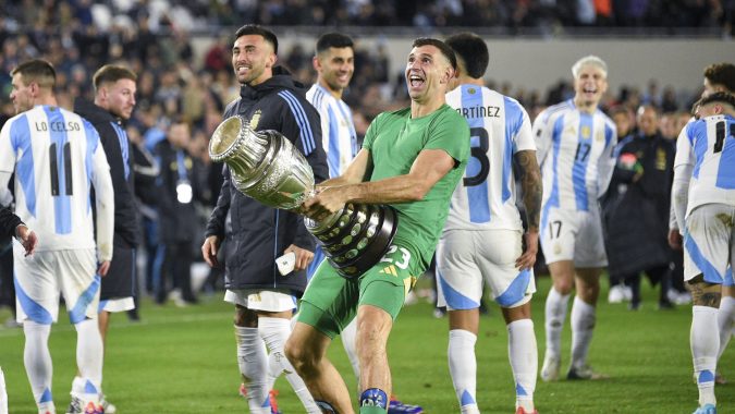 Emiliano 'Dibu' Martínez presumiendo Copa América a fans chilenos.
