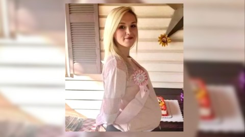 Emma Baum, de 25 años, mide 5'3" de alto, pesa 136 libras, es de ojos color marrón y cabello castaño.