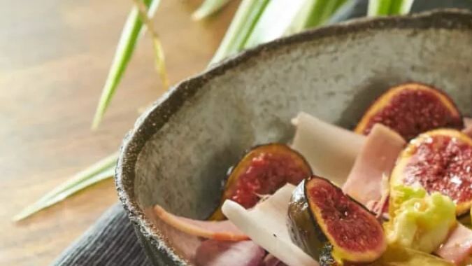 La ensalada del tocino crudo con higos combinas los sabores y la textura de ambos ingredientes.