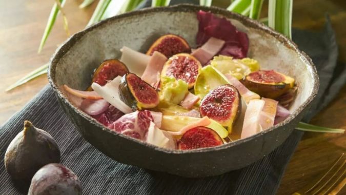 La ensalada del tocino crudo con higos combinas los sabores y la textura de ambos ingredientes.
