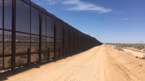 En esta foto del 25 de mayo de 2018, se ve un muro fronterizo entre Estados Unidos y México en Santa Teresa, Nuevo México.