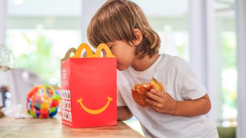 McDonald's lanza para la temporada navideña una nueva Cajita Feliz.