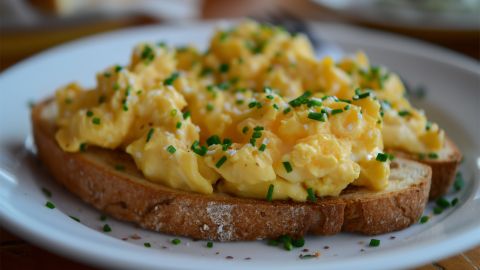 La recomendación de los expertos es comer huevos cocinados porque son más fáciles de digerir.