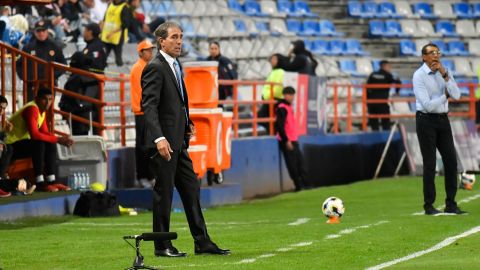 Guillermo Almada se mostró molesto ante la opción de perder su cupo al Mundial de Clubes.