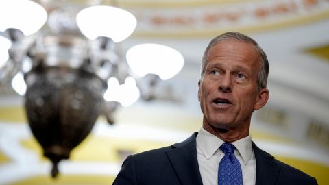John Thune es conocido por su habilidad para manejar disputas internas y alcanzar consensos en temas clave.
