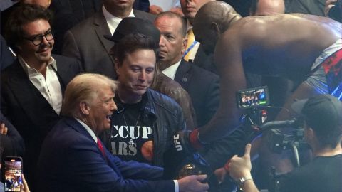 Donald Trump y Jon Jones en UFC 309.