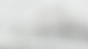 La abogada defensora Kaitlyn Beck revisa papeles en una carpeta mientras José Ibarra, en el centro, acusado de matar a una estudiante de enfermería, Laken Hope Riley, comparece ante el tribunal para una audiencia de moción el viernes 11 de octubre de 2024 en Athens, Georgia.