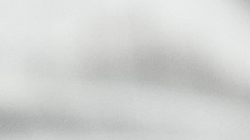 La abogada defensora Kaitlyn Beck revisa papeles en una carpeta mientras José Ibarra, en el centro, acusado de matar a una estudiante de enfermería, Laken Hope Riley, comparece ante el tribunal para una audiencia de moción el viernes 11 de octubre de 2024 en Athens, Georgia.