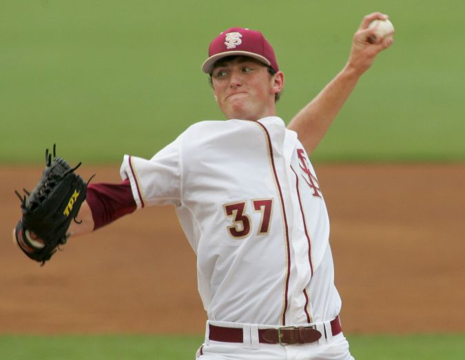 El lanzador de Florida State, Brandon Leibrandt, lanza en la primera entrada de un partido superregional del torneo de béisbol universitario de la NCAA contra Stanford el viernes 8 de junio de 2012 en Tallahassee, Florida. Florida State ganó 17-1. (Foto AP/Phil Sears)