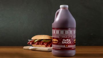 McDonald's por primera vez pone a la venta la salsa " A Whole Lotta McRib", para que los fanáticos puedan darle más sabor a las preparaciones navideñas.