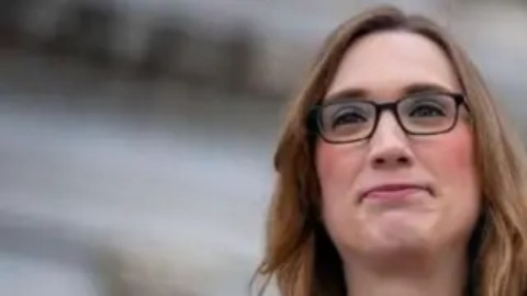McBride, de 34 años, es la primera persona trans en llegar al Congreso de EE.UU.