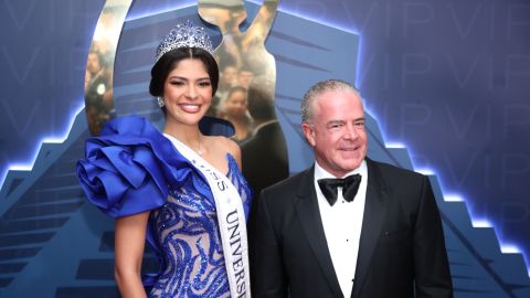 Sheynnis Palacios, Miss Universo 2023, y Raúl Rocha, dueño del concurso.