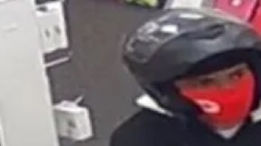 Los criminales salieron huyendo en un scooter hacia el oeste en la vigilancia de 34th Ave.