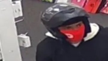 Los criminales salieron huyendo en un scooter hacia el oeste en la vigilancia de 34th Ave.