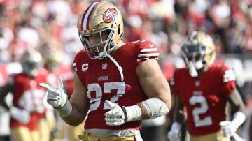 Nick Bosa imitando baile de Donald Trump.