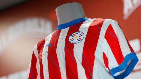 La Asociación Paraguaya de Fútbol presentó la nueva camiseta para no videntes en el Estadio Defensores del Chaco, este lunes en Asunción, Paraguay.