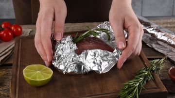 La temperatura y el tipo de alimentos son claves a la hora de cocinar con papel aluminio.