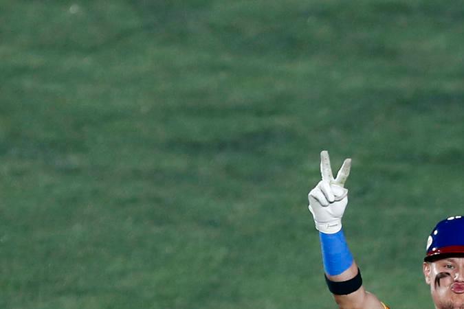 Diego Castillo (i) de Venezuela celebra en la segunda base ante México este sábado, en un juego del Premier 12 de la Confederación Mundial de Béisbol y Sóftbol (WBSC). EFE/Francisco Guasco.