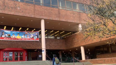 Estudiante en un campus de la ciudad de Nueva York.