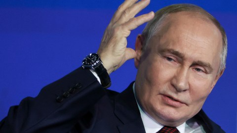 El presidente ruso, Vladimir Putin, felicitó a Donald Trump este miércoles durante una reunión con expertos en política exterior en el Club de Discusión Valdai en el balneario de Sochi, en el Mar Negro, Rusia.