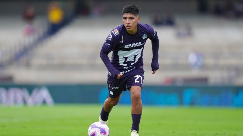 Piero Quispe en partido con Pumas de la UNAM en la Liga MX.