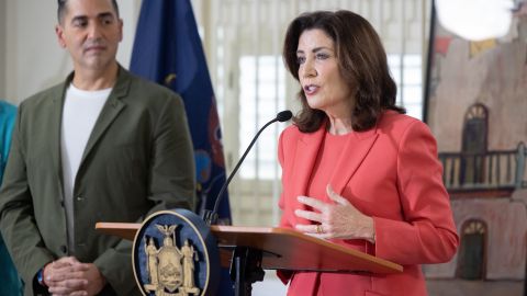 La gobernadora Kathy Hochul estuvo el fin de semana en Puerto Rico. A su lado el presidente de la Hispanic Federation, Frankie Miranda.