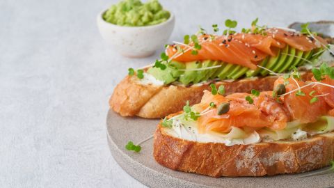 La combinación de salmón y aguacate es deliciosa y nutritiva.