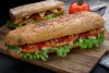 Prepara sándwiches de pavo desmenuzado, con las sobras de la cena de Acción de Gracias.
