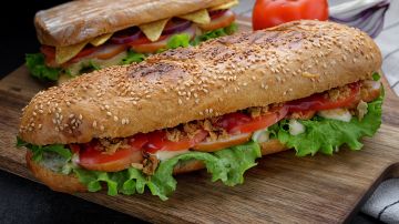 Prepara sándwiches de pavo desmenuzado, con las sobras de la cena de Acción de Gracias.