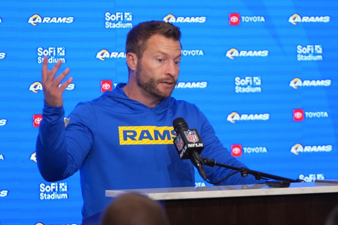 El entrenador de los Rams de Los Ángeles, Sean McVay, habla en una conferencia de prensa después de un partido de fútbol americano de la NFL contra los Eagles de Filadelfia en Inglewood, California, el domingo 24 de noviembre de 2024. (Foto AP/Mark J. Terrill)