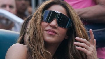 Shakira abrió concurso para regalar su Lamborghini morado.